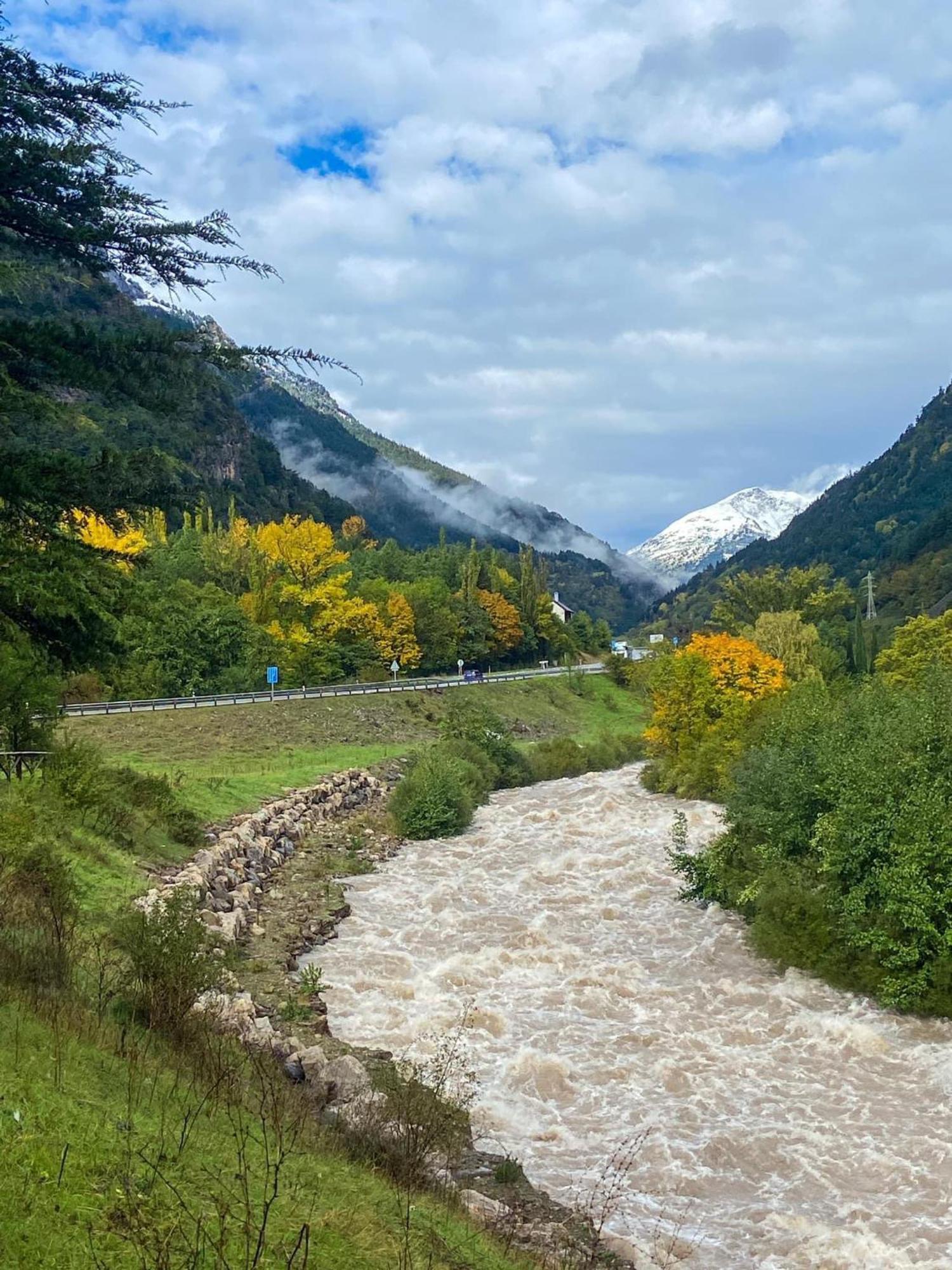 Calmfranc Atico Abuhardillado Con Vistas Al Rio Y La Montana Avistamiento De Ciervos En Canfranc Pueblo Exterior foto