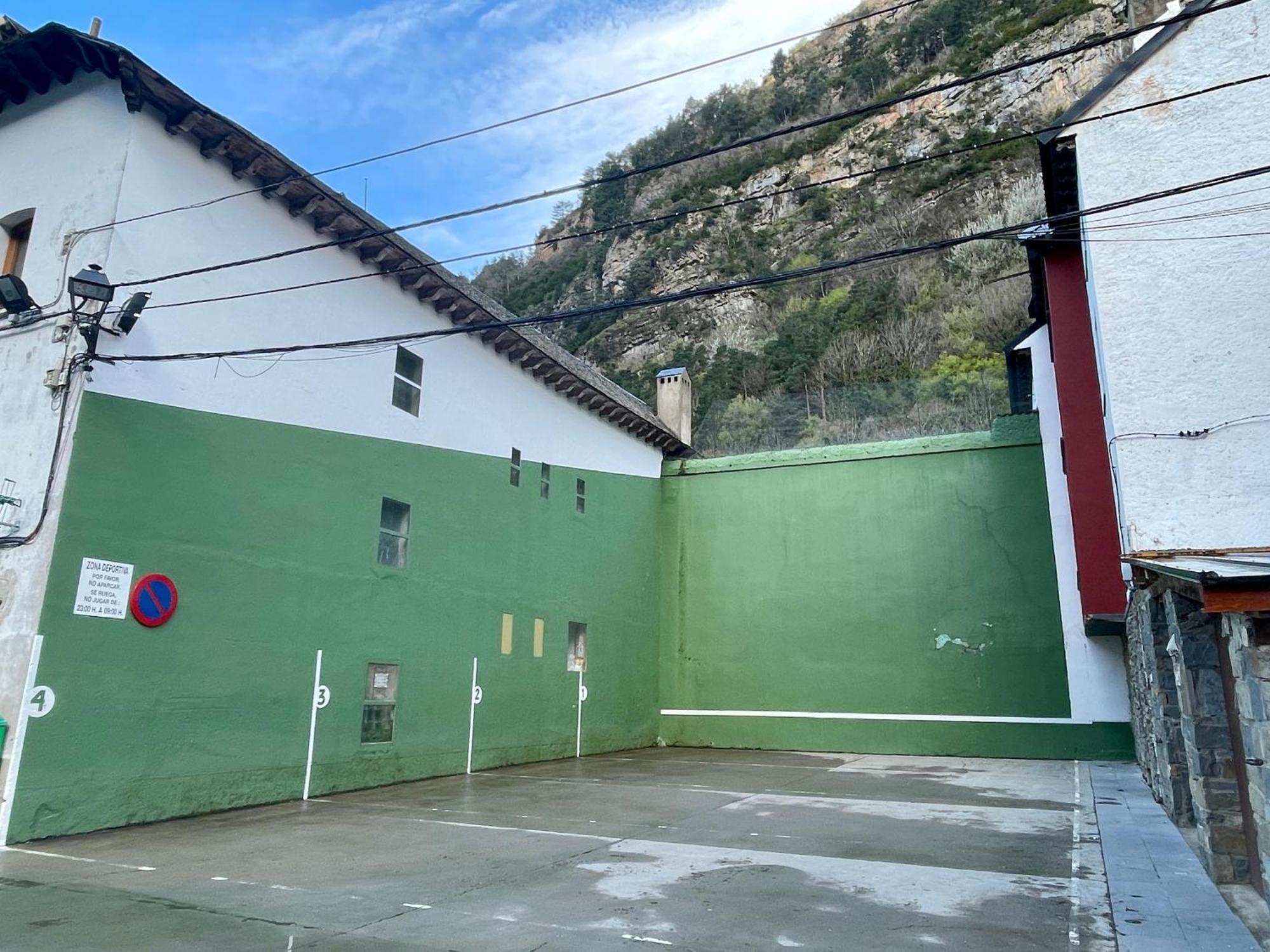 Calmfranc Atico Abuhardillado Con Vistas Al Rio Y La Montana Avistamiento De Ciervos En Canfranc Pueblo Exterior foto
